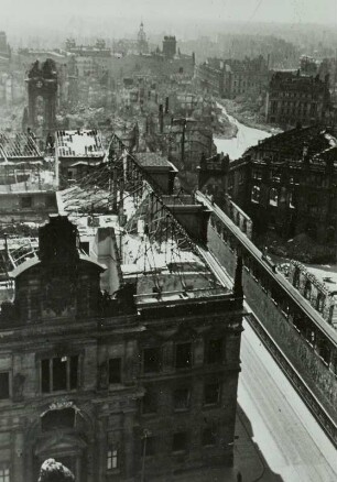 Dresden. Blick vom Turm der Katholischen Hofkirche über Ständehaus und Fürstenzug nach Osten