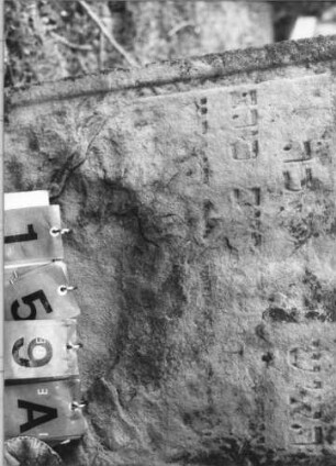 Grabstein 159 (Index: 100114697) Material: Sandstein Zustand: sehr stark verwittert mit sehr großem Textverlust Maße HxBxT: 86x58x11 cm Beschreibung: Stele mit Flachbogen: Grabstein 159A