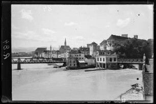 Österreich, Steyr. Blick auf die Stadt mit dem Zufluss der Steyr in die Enns