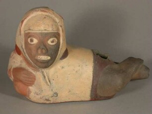 Liegende anthropomorphe Figur mit Gesichtsmutilation und amputierten Füßen