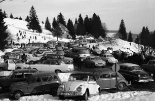 Feldberg: Parkplatz mit Autos