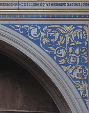 Zwickel mit Ornamentik und figürlichen Motiven