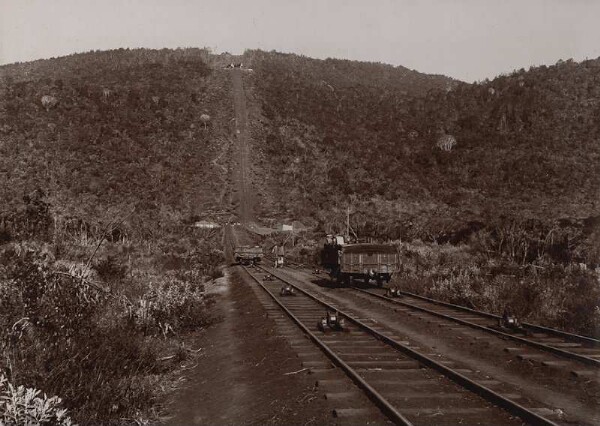 Escarpement de la vallée de Viedong