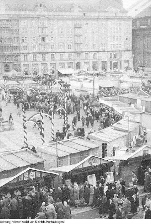 Dresden, Altstadt, Altmarkt, Striezelmarkt mit Pflaumentoffel, Dezember 1955 / Dezember 1956