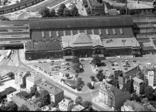 Dresden-Neustadt. Bahnhof Dresden-Neustadt (1898/1901). Bahnsteighalle mit Gleisanschluss und Empfangsgebäude. Luftbild-Schrägaufnahme über den Schlesischen Platz nach Westen
