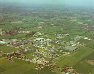Gewerbegebiet am Beimoorweg: Luftbild: Blick nach Nordwesten: Mitte quer Bahnstrecke zwischen Hamburg und Lübeck, dahinter links Gartenholz, unten Beimoorweg, rechts Delingsdorf, im Hintergrund Mitte Ammersbek