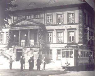 Straßenbahn in der Langen Straße vor dem Rathaus. Detmold
