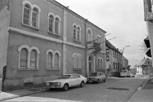 Jugendzentrum im alten Rathaus von Knielingen in der Saarlandstraße 16. Planungen zur Einrichtung des Zentrums