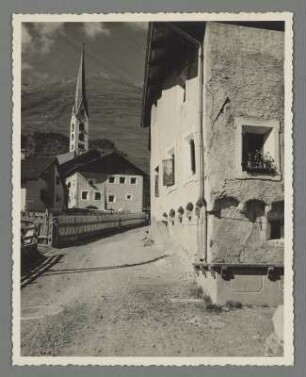 Straße mit Blick auf eine Kirche in Zuoz