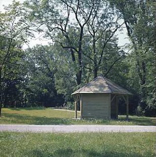 Hansjakob, Gottfried; München - Oberföhring; Isarinsel - Spazierweg, Wiese mit Holzpavillon