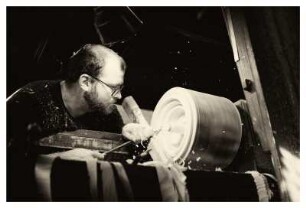 DER REIFENDREHER ANDREAS WERNER BEI DER ARBEIT