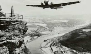 Lilienstein, Aussichtspunkt mit Obelisk, und Verkehrsflugzeug Junkers G 24 im Anflug mit Blick auf das Elbtal bei Prossen