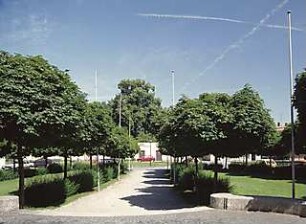 Hansjakob, Gottfried; München - Neuperlach Süd; Wohnanlage der Neuen Heimat - Fußgängerbereich und Grünanlage