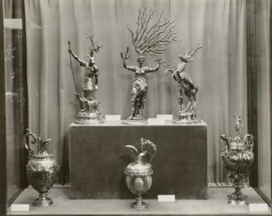 Vitrine 8: Aktäon, Daphne, Springender Hirsch, Bauchige Kanne & Zierkanne mit Perlmuttereinlagen & Drachenkanne