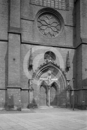Hauptportal der katholischen Kirche Sankt Peter und Paul in Liegnitz