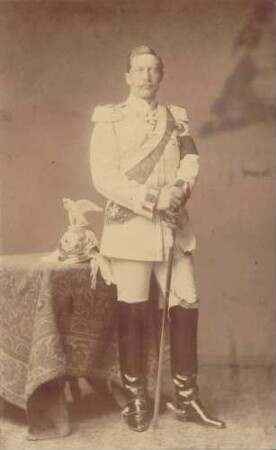 Kaiser Wilhelm II. in Uniform, Ganzfigur.