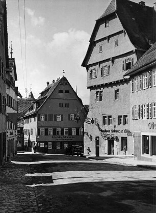 Leonberg Kreis Böblingen, Graf-Ulrich-Straße. Straßenbild mit Gasthaus "Zum Schwarzen Adler" (1301/1400?) Nr. 5 (rechts)