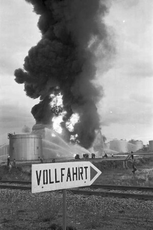 Großfeuer bei der DEA-Scholven-Raffinerie infolge eines Blitzeinschlags.