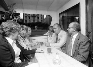 1979 Nobelpreisträgertagung Physik; Abendliche Bodenseefahrt: links am Tisch Frau Heyd, Frau Pragher, rechts W. Heyd