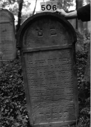 Grabstein 506 (Index: 99803842) Material: Sandstein Zustand: z. T. abgeblättert Maße HxBxT: 127x57x11 cm Beschreibung: Stele mit verdachtem Ruindbogen, profilierter Rand, Giebelfeld: Grabstein 506