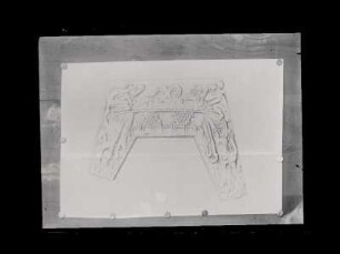 [Palenque, Palacio. - Zweiter Torbogen des östlichsten der drei unterirdischen Gänge, der in der Westhalle des alten Hauses mit den Malereien (Haus E, Maudslay) mündet. (Nach einem Abklatsche und einer Zeichnung des Verfassers.)]