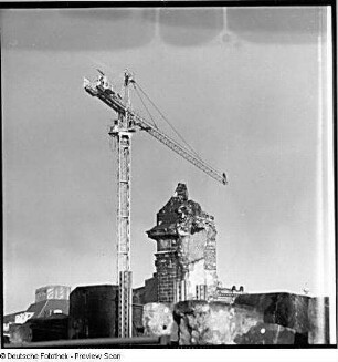 Dresden-Altstadt. Ruine der Frauenkirche während ihrer archäologischen Enttrümmerung. Nordwestturm und Kran