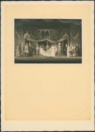 "Der Widerspenstigen Zähmung" von William Shakespeare. Hochzeitsszene mit Charlotte Strauch als Bianca und Heinz Klingenberg als Lucentio. 3. Akt, 2. Szene. Dresden: Schauspielhaus, 22.08.1935