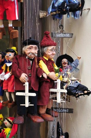 Marionetten : In vielen Geschäften der Prager Altstadt werden von Künstlern hergestellte Marionetten angeboten