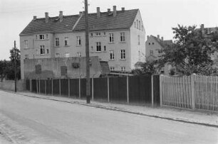 Wohnblock : Blick zu einem Mehrfamilienhaus