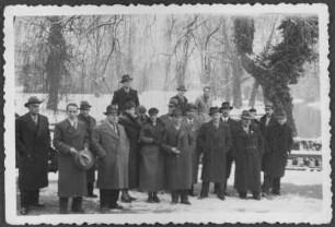 Zum Gruppenportrait aufgestellte Teilnehmer einer Reisegruppe mit Geschäftsleuten aus Bulgarien um Hristo Petrow Dimitrow im Park von Sanssouci in Potsdam