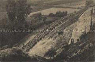 Infanteristen marschieren im Gebirge