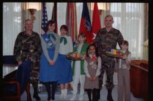 Fotografie: Besuch der Girl Scouts in den Lucius D. Clay Headquarters in Berlin-Dahlem