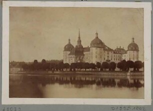 Das Jagdschloss Moritzburg bei Dresden von Südwesten über den Schlossteich gesehen
