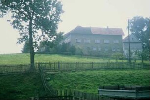 Haus auf Anhöhe