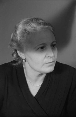 Porträtaufnahmen der Professorin Elisabeth Zaisser (1950-1952 Staatssekretärin im Ministerium für Volksbildung der DDR) im Zuge einer Reportage aus dem Ministerium für Volksbildung der DDR : Porträt von Elisabeth Zaisser