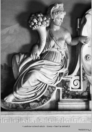 Die Kamindekoration der Sala delle Vedute : Das Wappen der Familie Pio di Savoia, von zwei Mädchen mit Füllhörnern gehalten