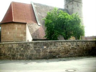 Ansicht von Nordosten mit Kirche (im Kern Gotisch) über Kirchhofmauer (Wehrgang mit Steinbrüstung im 18 Jh abgetragen)