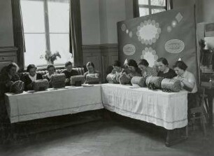Ausstellung von Schülerinnenarbeiten : Handarbeiten, Mädchenoberschule, Ausstellung, Dresden, 1938