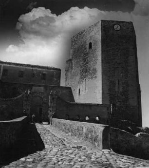 Melfi. Castello. Stadtseite der Burg mit Brücke über den Graben und Torbau