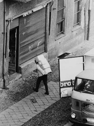 Straßenszene (Blick aus der Wohnung des Fotografen)
