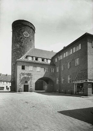 Sommerfeld, Stadtbefestigung : Sommerfeld (Lubsko/Polen). Rundturm der ehemaligen Stadtbefestigung und Verwaltungsgebäude