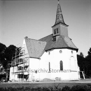 Matthias-Claudius-Kirche: Paul-von-Schoenaich-Straße: Renovierung: Außenaufnahme: Blick von Südosten auf Chor, Turm und seitlichen Anbau: Erneuerung des Außenputzes an Giebelwand des Anbaus, Gerüste