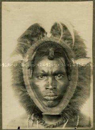 Kopfstudie eines Massai-Mannes mit Kopfschmuck in Frontalansicht
