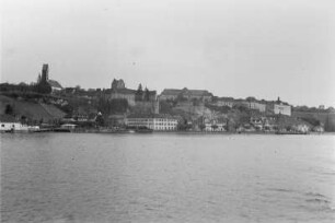 Stadtbild : Gebäude einer Stadt am Rand eines Gewässers.