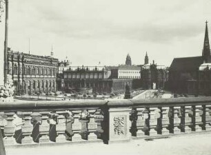 Dresden, Zwinger : Dresden. Blick vom Wallpavillon in den den Zwingerhof mit Denkmal für König Friedrich August I. von Sachsen zur Sophienkirche
