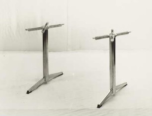 Metallfüße für einen Tisch