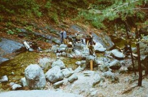 Künstler an einem Fluss mit Staffeleien arbeitend