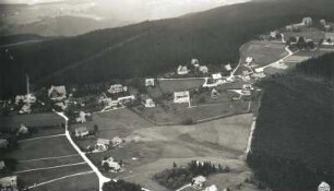 Altenberg-Oberbärenburg. Mittlerer Ortsteil mit Berghotel und Kapelle gegen Friedrichshöhe. Luftbild-Schrägaufnahme von Nordosten