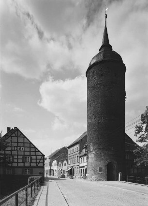 Roter Turm in Luckau : Luckau. Roter Turm des ehemaligen Calauer Tores (ab Ende 13./Anfang 14. Jahrhundert; Haube von 1871). Blick entlang der Langen Straße