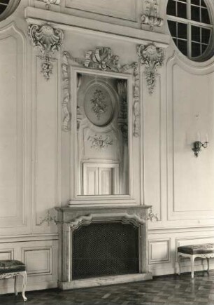 Schloss Oberlichtenau, Inneres, Obergeschoss, Kamin mit Spiegel im Festsaal